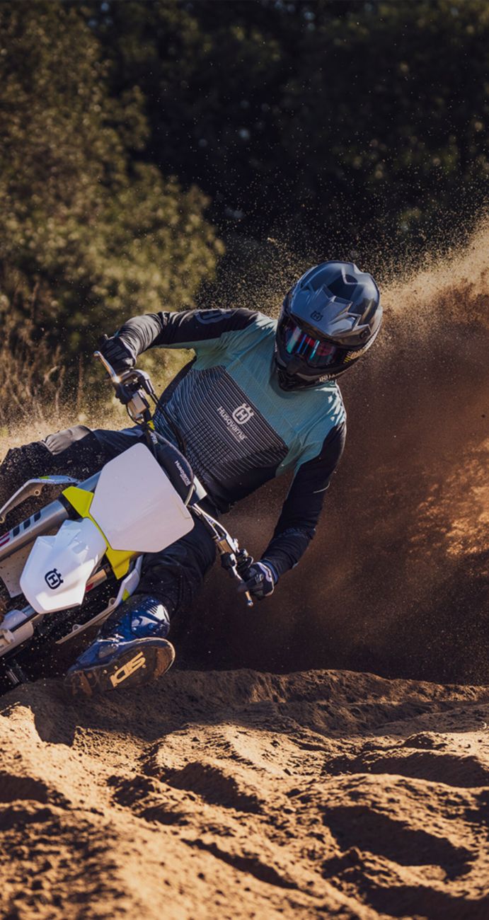 découvrez la husqvarna tc, une référence incontournable dans le monde du motocross. performances exceptionnelles, maniabilité supérieure et design innovant font de cette moto un choix privilégié pour les pilotes exigeants, qu'ils soient amateurs ou professionnels.