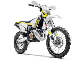découvrez la husqvarna tc, une référence incontournable dans le monde du motocross. performante et polyvalente, cette moto combine puissance, agilité et technologie de pointe pour offrir aux pilotes une expérience de conduite inégalée sur tous les terrains.