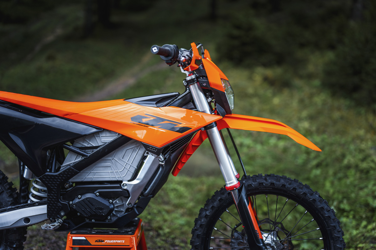 découvrez la ktm freeride électrique, la moto tout-terrain révolutionnaire qui allie performance et respect de l'environnement. avec son moteur électrique puissant et son design robuste, vivez des aventures hors des sentiers battus en toute tranquillité. idéale pour les amateurs de sensations fortes, la freeride électrique offre une expérience de pilotage unique, sans bruit ni émissions. explorez de nouveaux horizons dès aujourd'hui !