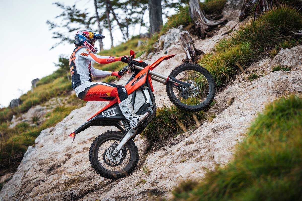 découvrez la puissance et l'agilité de la ktm freeride électrique, la moto tout-terrain idéale pour les aventuriers en quête de sensations fortes. avec son moteur silencieux et performant, profitez de la nature sans contrainte. parfaite pour les trajets en extérieur, elle allie respect de l'environnement et esprit de liberté.