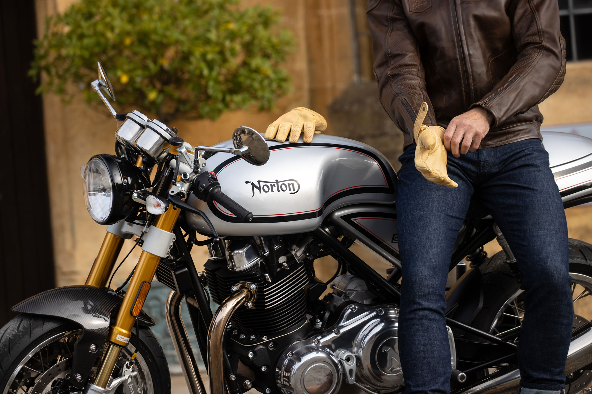 découvrez la norton commando 961, une icône du motocyclisme revisitée avec un design moderne et des performances inégalées. plongez dans l'univers de ce mythe renouvelé qui allie tradition et innovation.