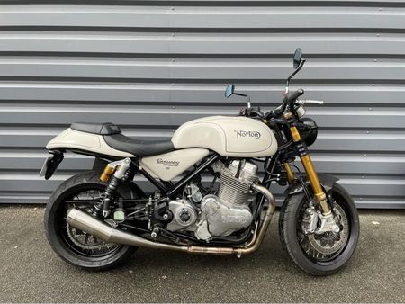découvrez la norton commando 961, une réinvention moderne d'un mythe de la moto. alliant design classique et technologies contemporaines, cette machine emblématique promet une expérience de conduite unique, alliant performance et style intemporel.