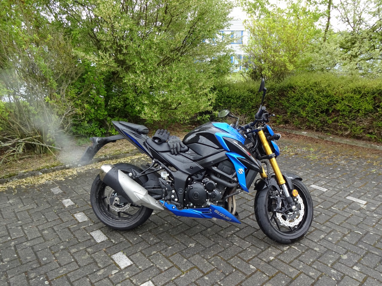 découvrez la suzuki gsx-s, un roadster alliant puissance et agilité. conçue pour les passionnés de sensations fortes, cette moto offre une conduite dynamique et un design audacieux. parfaite pour les trajets quotidiens ou les escapades sur route, la gsx-s promet de vous faire vivre une expérience inoubliable.