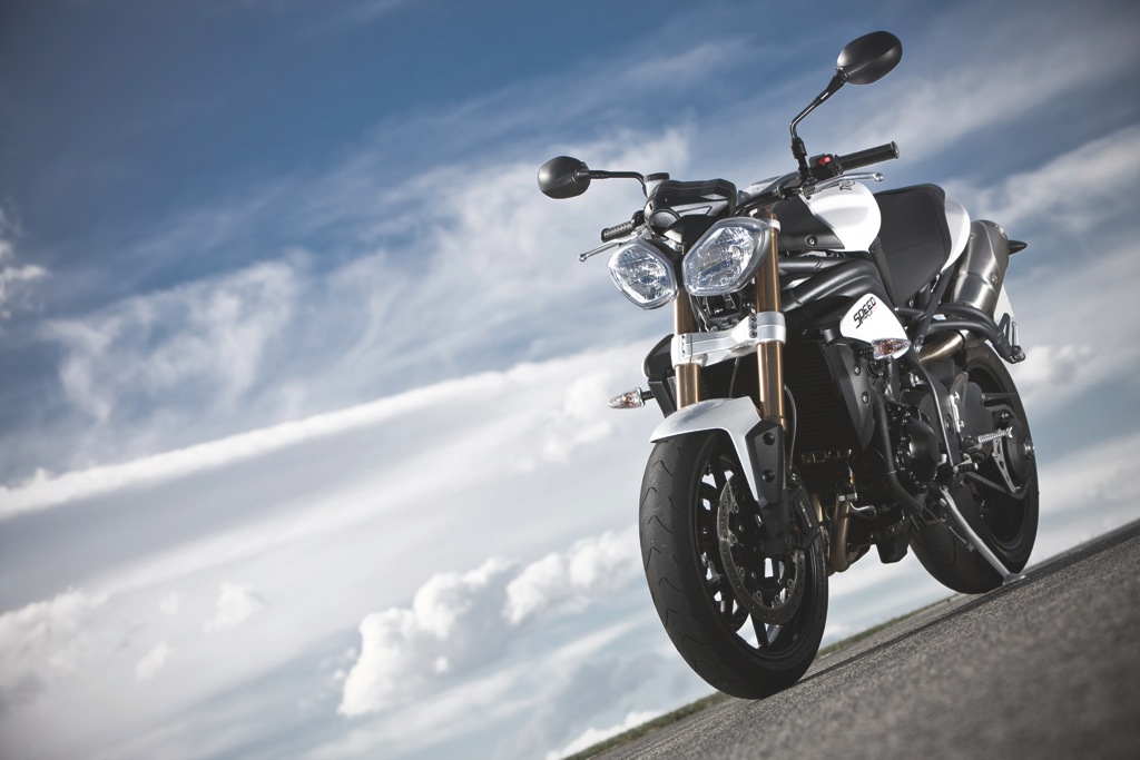 découvrez la puissance et le caractère légendaire de la triumph speed triple. avec son moteur inégalé et son design audacieux, cette moto est un vrai bijou pour les amateurs de sensations fortes. plongez dans l'univers de la performance et du style avec la speed triple.