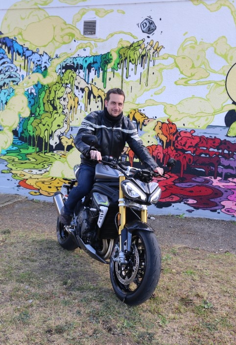 découvrez la puissance indomptable de la triumph speed triple, une moto au design audacieux et aux performances exceptionnelles. plongez dans l'univers de cette machine emblématique, alliant technologie de pointe et sensations de conduite ultimes.