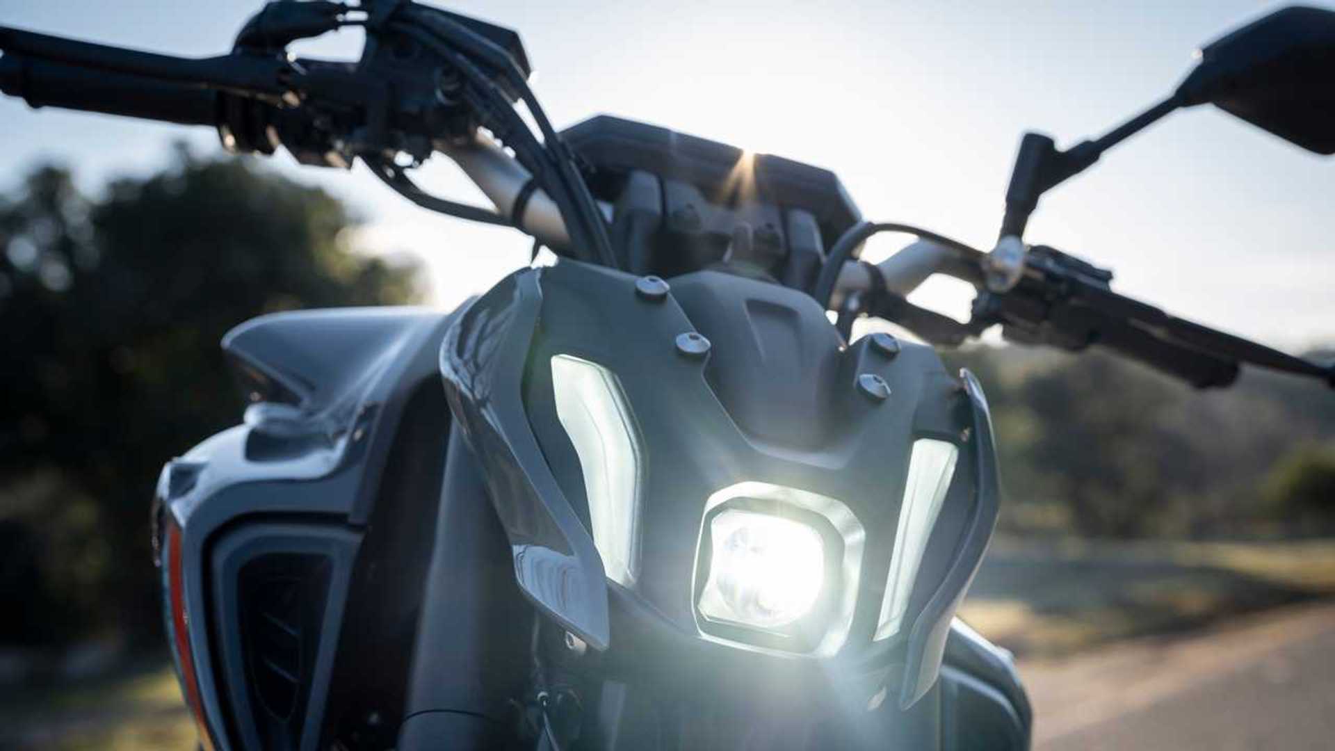 découvrez la yamaha mt-07, un roadster compact alliant performance et agilité. avec son design épuré et son moteur dynamique, elle offre une expérience de conduite inégalée, idéale pour les amateurs de sensations fortes et les trajets quotidiens.