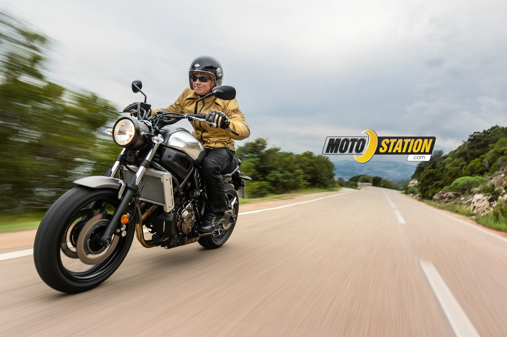 découvrez la yamaha xsr700, une moto néo-rétro moderne qui allie élégance classique et performances contemporaines. son design sophistiqué et sa technologie avancée en font un choix idéal pour les amateurs de sensations fortes et de style intemporel.