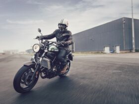 découvrez la yamaha xsr700, une moto néo-rétro moderne alliant performance et style. avec son design élégant inspiré des classiques et ses technologies avancées, elle offre une expérience de conduite inégalée pour les passionnés de deux roues.