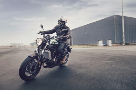 découvrez la yamaha xsr700, une moto néo-rétro moderne alliant performance et style. avec son design élégant inspiré des classiques et ses technologies avancées, elle offre une expérience de conduite inégalée pour les passionnés de deux roues.