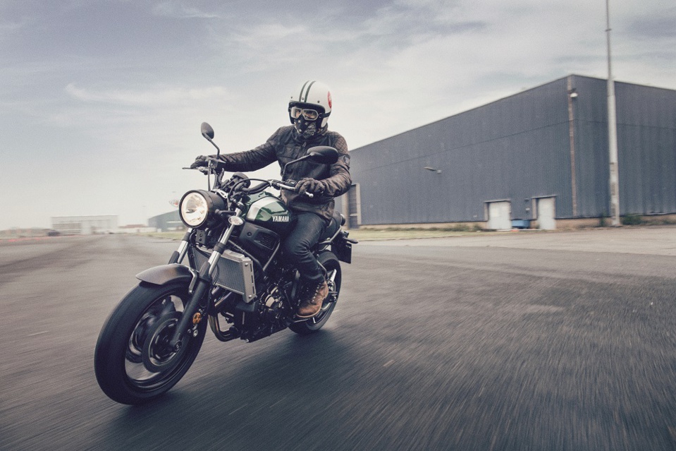 découvrez la yamaha xsr700, une moto néo-rétro moderne alliant performance et style. avec son design élégant inspiré des classiques et ses technologies avancées, elle offre une expérience de conduite inégalée pour les passionnés de deux roues.
