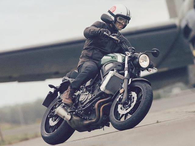 découvrez la yamaha xsr700, une moto néo-rétro moderne alliant performance et style intemporel. profitez d'une expérience de conduite unique avec son design inspiré des classiques et ses technologies de pointe.