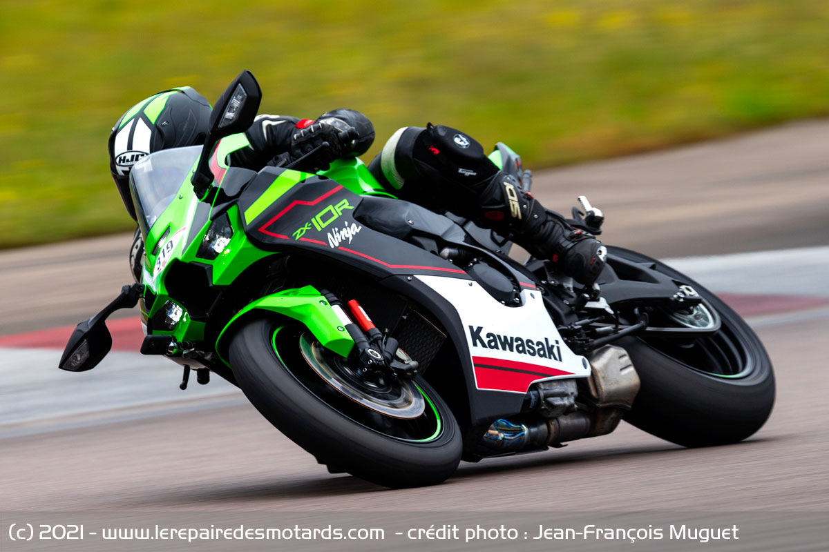 découvrez la kawasaki zx-10r, la moto qui règne en maître sur les circuits. avec son design agressif et sa technologie avancée, elle offre des performances inégalées pour les passionnés de vitesse et de sensations fortes.