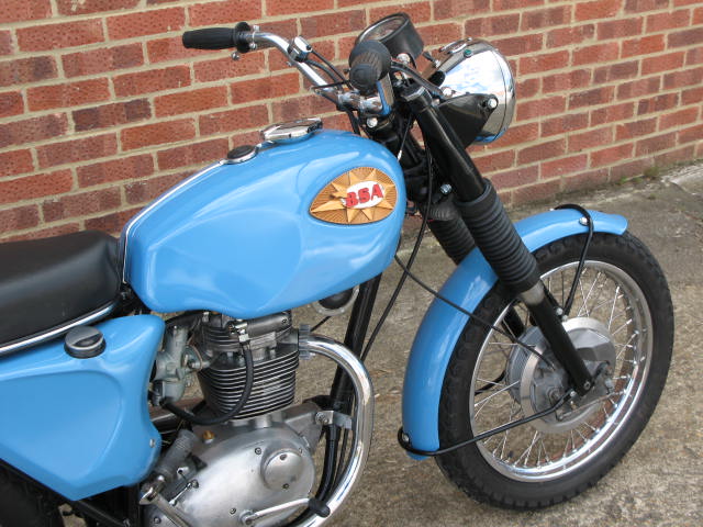découvrez la bsa starfire, une moto emblématique qui allie performance et élégance. plongez dans son héritage britannique et son design unique, parfait pour les passionnés de conduite.