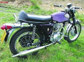 découvrez la bsa starfire, une moto emblématique alliant design rétro et performance moderne. plongez dans l'histoire de ce modèle iconique et explorez ses caractéristiques techniques fascinantes qui séduiront les passionnés de deux-roues.