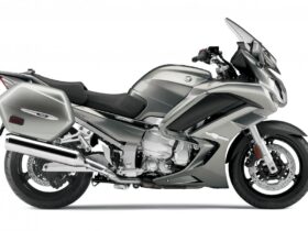 découvrez la majestueuse fjr 1300, la moto idéale pour les passionnés de tourisme. profitez de ses performances de pointe, de son confort inégalé et de sa technologie avancée pour des voyages inoubliables sur les routes sinueuses et panoramiques. embarquez pour l'aventure en toute sérénité avec la fjr 1300.