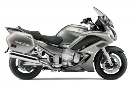 découvrez la majestueuse fjr 1300, la moto idéale pour les passionnés de tourisme. profitez de ses performances de pointe, de son confort inégalé et de sa technologie avancée pour des voyages inoubliables sur les routes sinueuses et panoramiques. embarquez pour l'aventure en toute sérénité avec la fjr 1300.