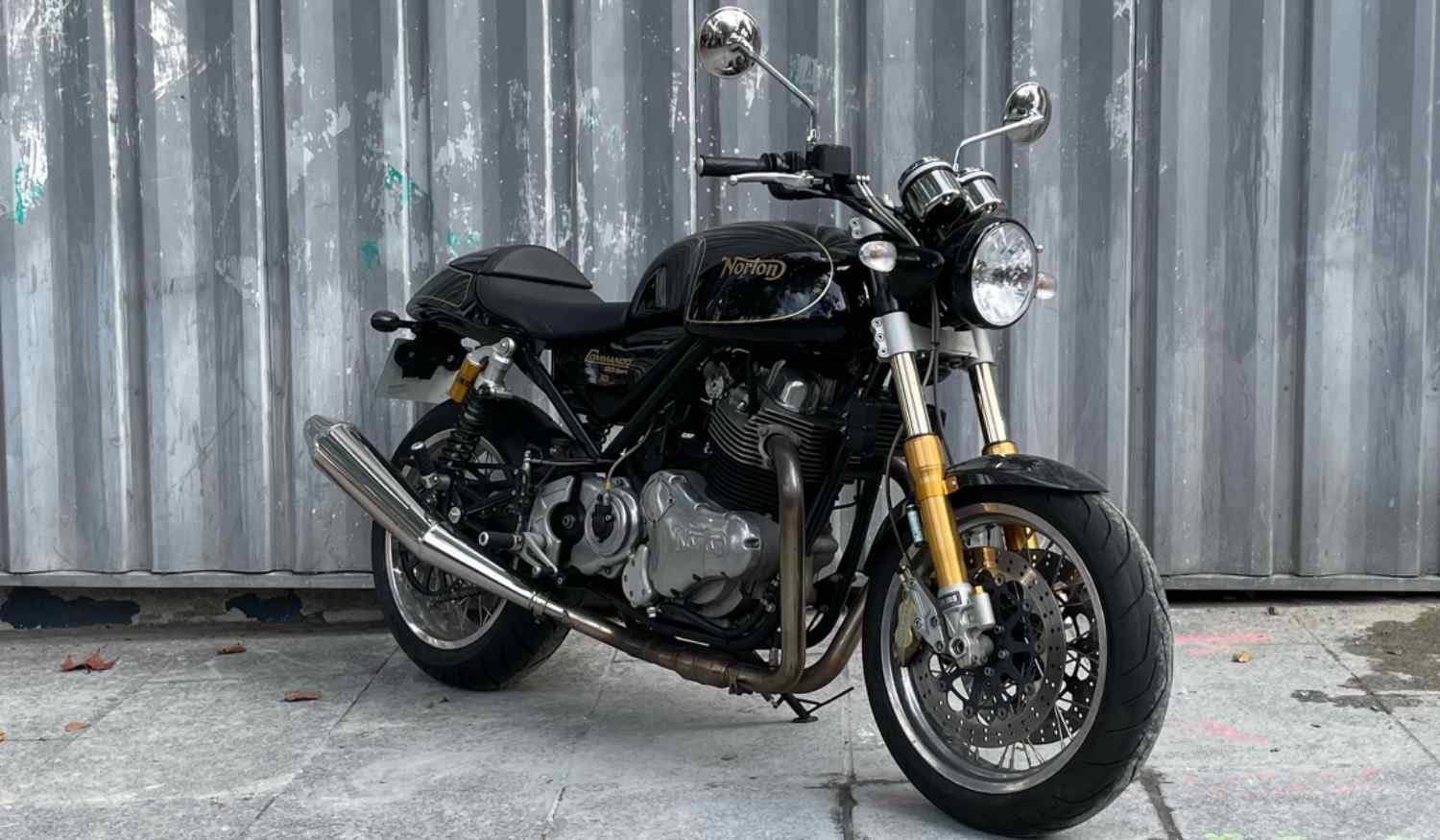 découvrez la norton 961 sport, une moto emblématique qui allie performance exceptionnelle et design classique. avec son moteur puissant et son esthétique soignée, la 961 sport offre une expérience de conduite inégalée pour les passionnés de motos. plongez dans l'univers du style britannique et de la technologie moderne.