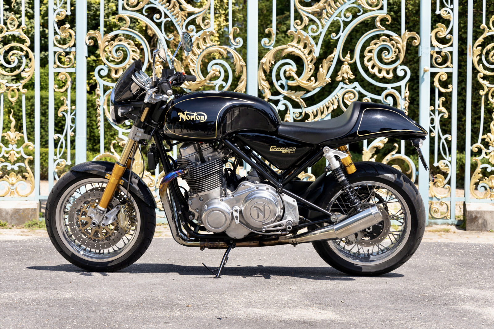 découvrez la norton 961 sport, une motocyclette alliant performance et élégance. ce modèle emblématique incarne le savoir-faire britannique avec son design rétro et ses technologies modernes. parfaite pour les passionnés de motos, la 961 sport offre une conduite dynamique et un style inégalé sur la route.