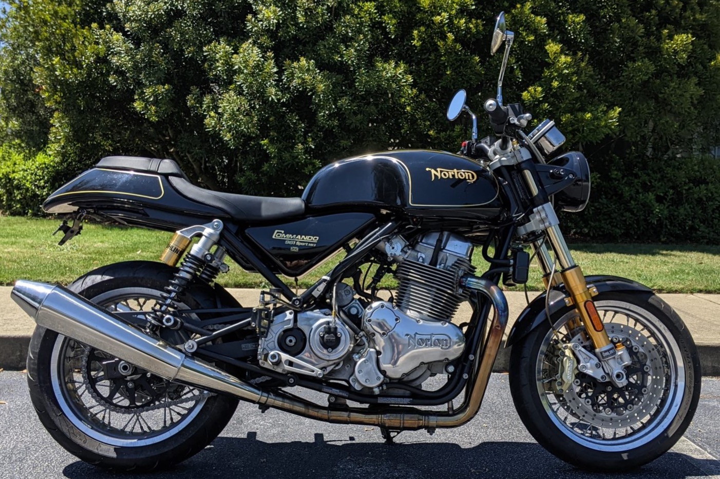 découvrez la norton 961 sport, une moto emblématique alliant design classique et performances modernes. plongez dans l'univers de la conduite passionnante avec son moteur puissant, son châssis léger et son style inimitable. idéale pour les amateurs de sensations fortes et les amoureux de belles mécaniques.