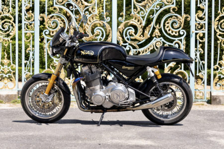 découvrez la norton 961 sport, une motocyclette alliant performance et élégance. ce modèle emblématique incarne le savoir-faire britannique avec son design rétro et ses technologies modernes. parfaite pour les passionnés de motos, la 961 sport offre une conduite dynamique et un style inégalé sur la route.